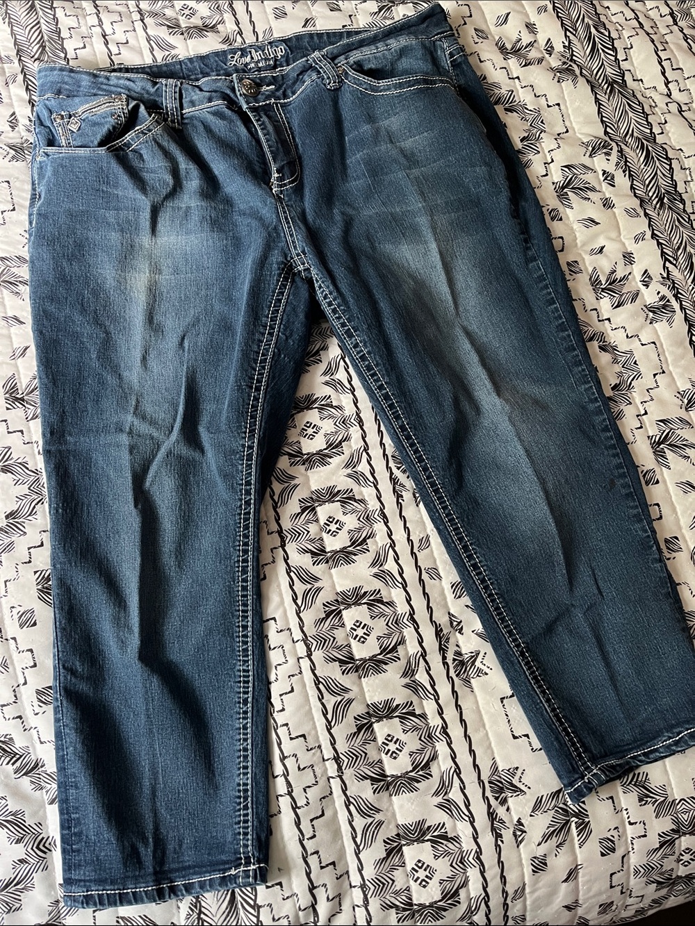 Love Indigo Premium Capri Cropped Jeans Fleur de Lis AS IS needs Zipper Repair